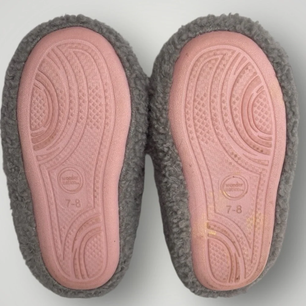 Girls Wonder nation slippers size 7-8